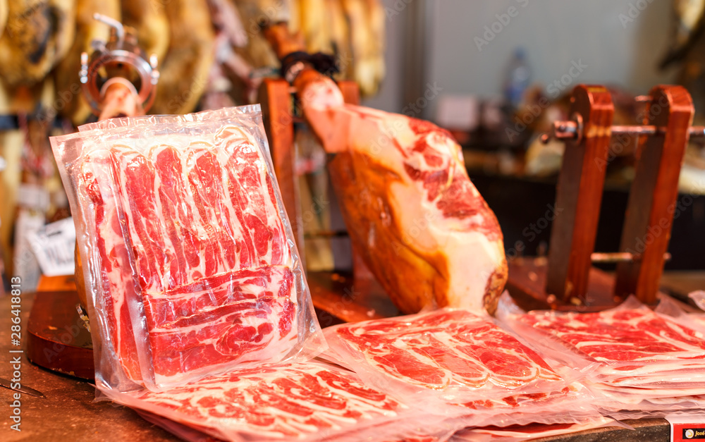 Cut jamon in vacuum packings