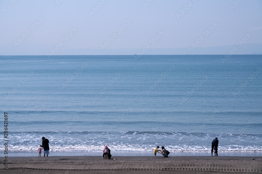 江の島・砂浜で遊ぶ人々