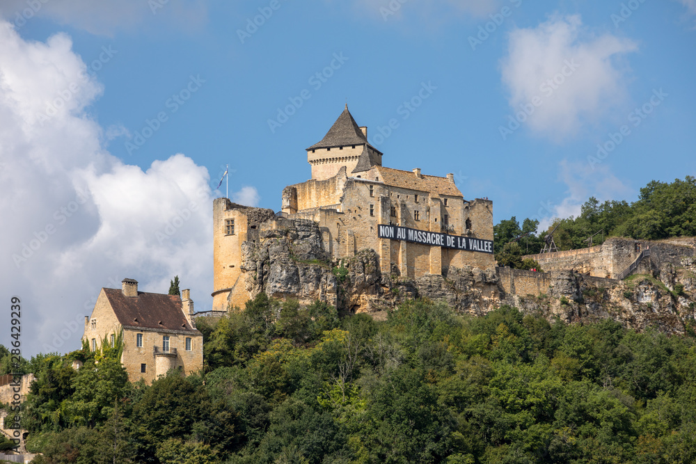  Chateau de Castelnaud, medieval fortress at Castelnaud-la-Chapelle, Dordogne, Aquitaine, France