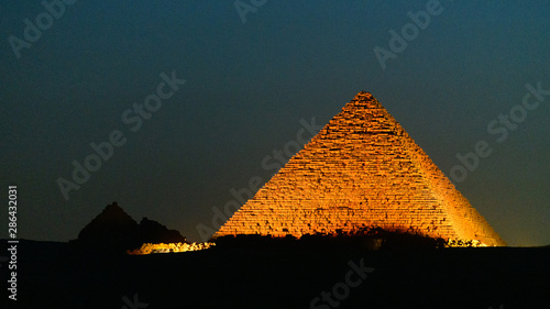 La Pyramide de Mykérinos et les Pyramides des reines éclairées de nuit