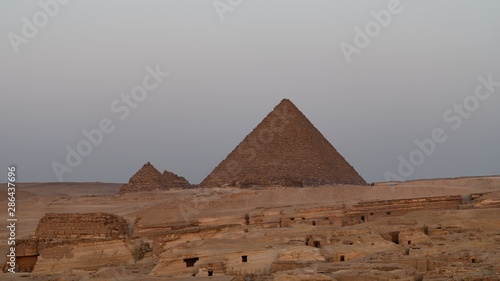 La Pyramide de Myk  rinos et les Pyramides des reines au lever du Soleil