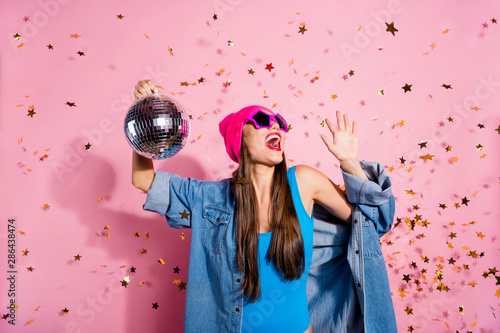 Foto Portrait of crazy youth in eyewear eyeglasses screaming wow omg on falling confe