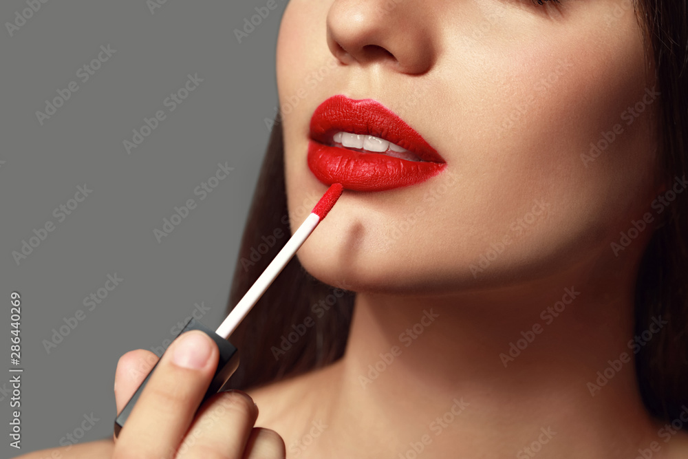 Ταπετσαρία Beautiful young woman with bright lipstick on grey background, closeup
