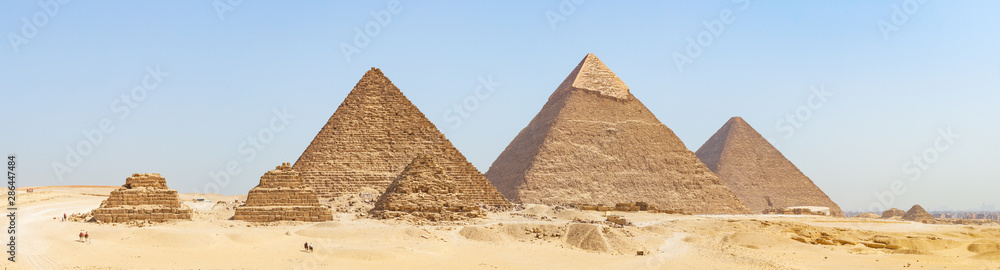 Les célèbres pyramides de Gizeh alignées