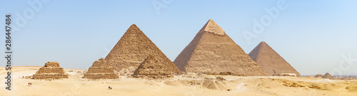 Les célèbres pyramides de Gizeh alignées
