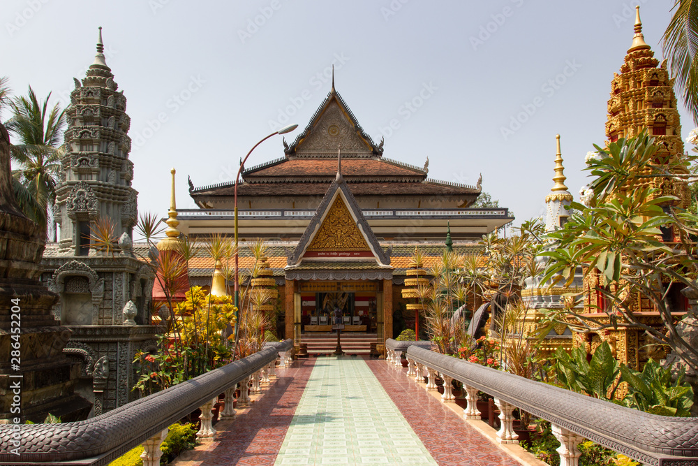 Obraz premium Pagoda Wat Preah Prohm Rath w Siem Reap. Jest to największa pagoda znajdująca się w mieście Siem Reap w Kambodży. Jest to jeden z najstarszych klasztorów w Siem Reap, a jego historia sięga 500 lat wstecz.