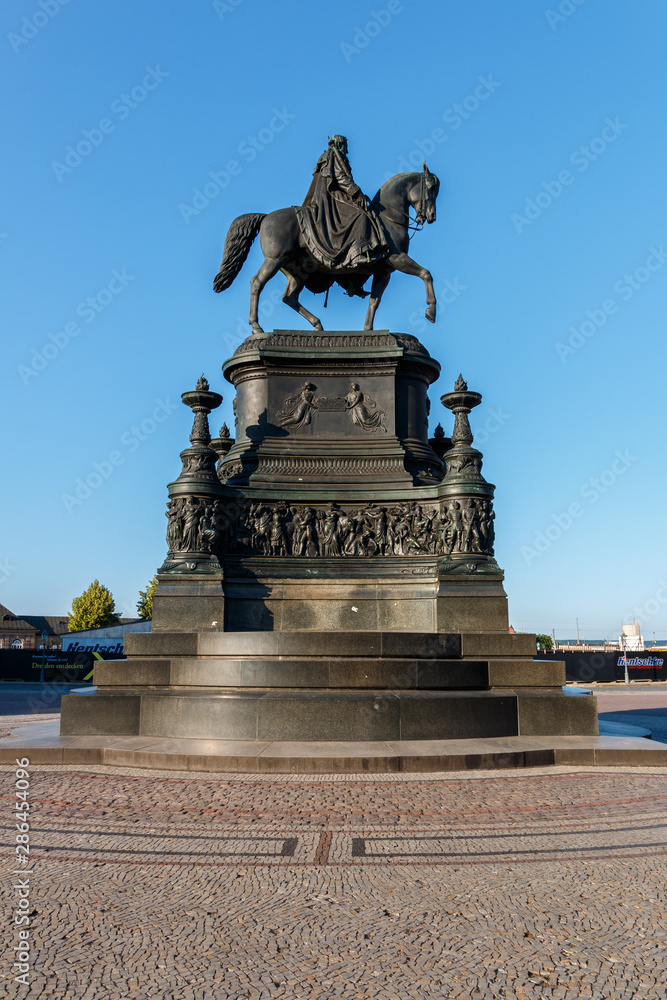 Obraz premium Denkmal König Johann am Theaterplatz in Dresden