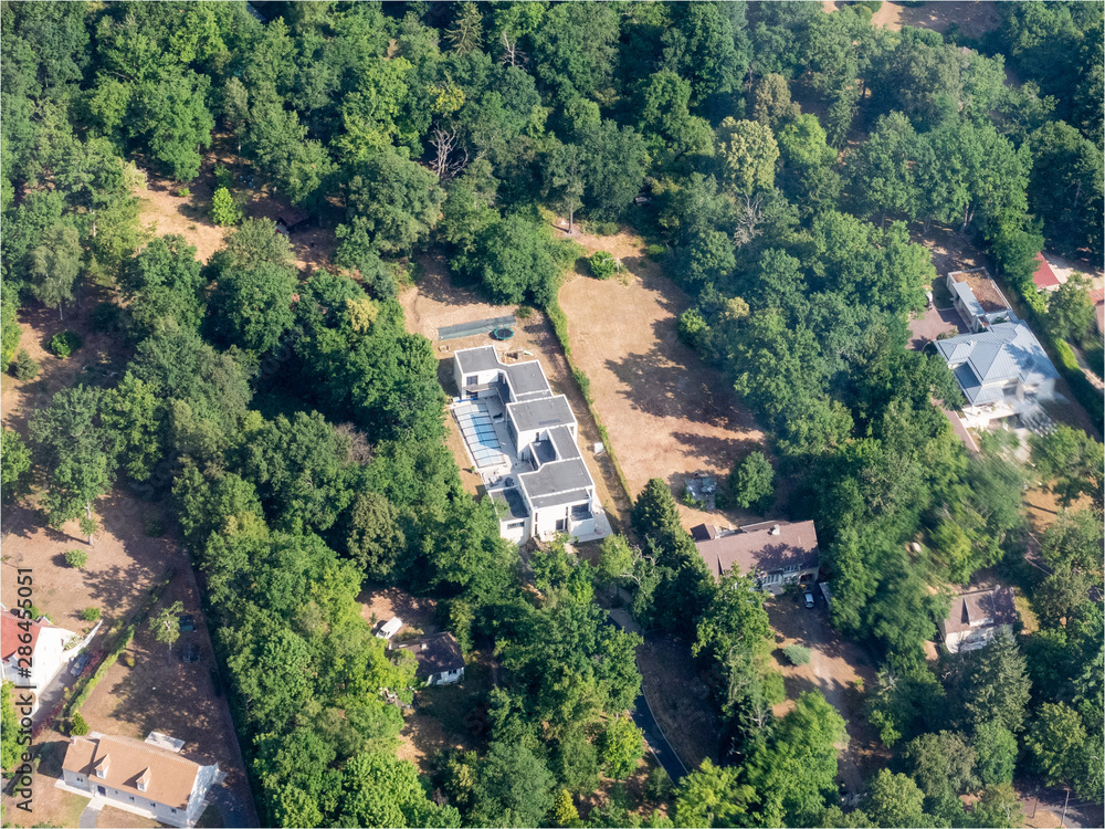 vue aérienne de villas près de Chantilly dans l'Oise en France vue aérienne de villas près de Chantilly dans l'Oise en France