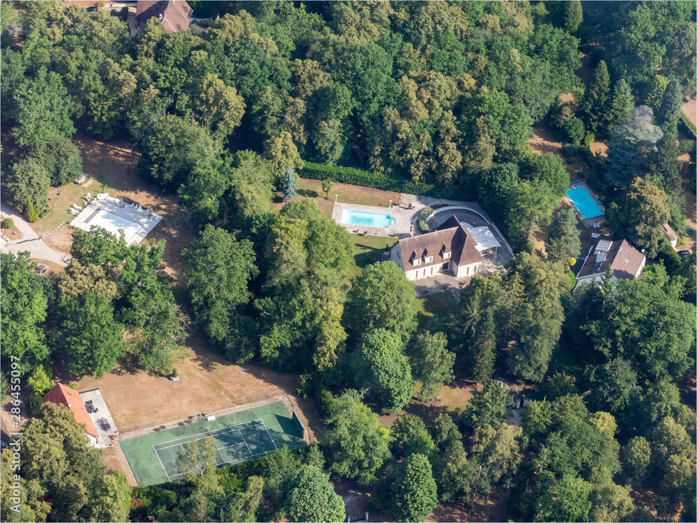 vue aérienne de villas près de Chantilly dans l'Oise en France