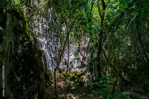 Vista lungo il sentiero 168 Gola di Jana da Braccano