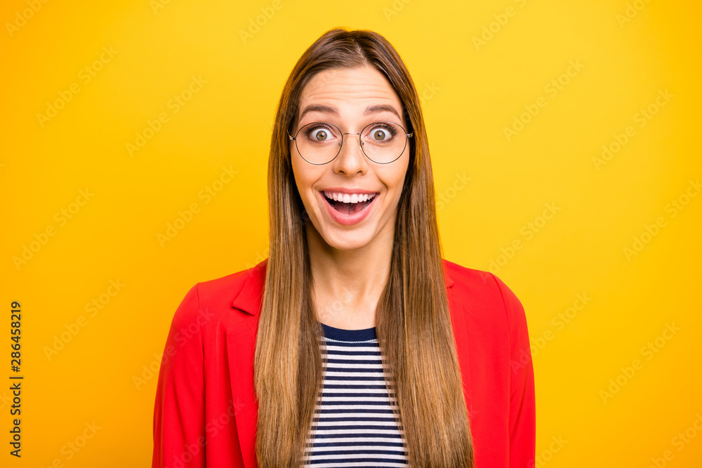 Close-up portrait of her she nice attractive lovely winsome smart clever brainy genius cheerful cheery straight-haired lady amazement expression isolated over bright vivid shine yellow background Close-up portrait of her she nice attractive lovely winsome smart clever brainy genius cheerful cheery straight-haired lady amazement expression isolated over bright vivid shine yellow background