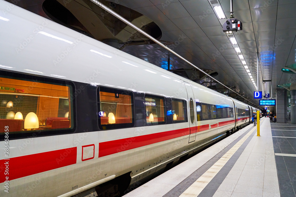Obraz premium train rides at the train station
