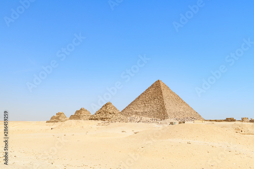 La Pyramide de Myk  rinos et les Pyramides des reines