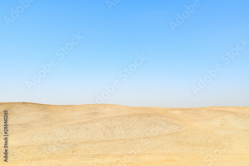 Le désert égyptien sous un ciel bleu