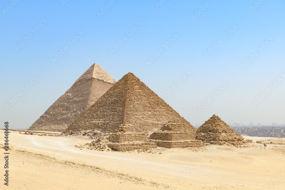 Les célèbres pyramides de Gizeh alignées et le Caire Les célèbres pyramides de Gizeh alignées et le Caire