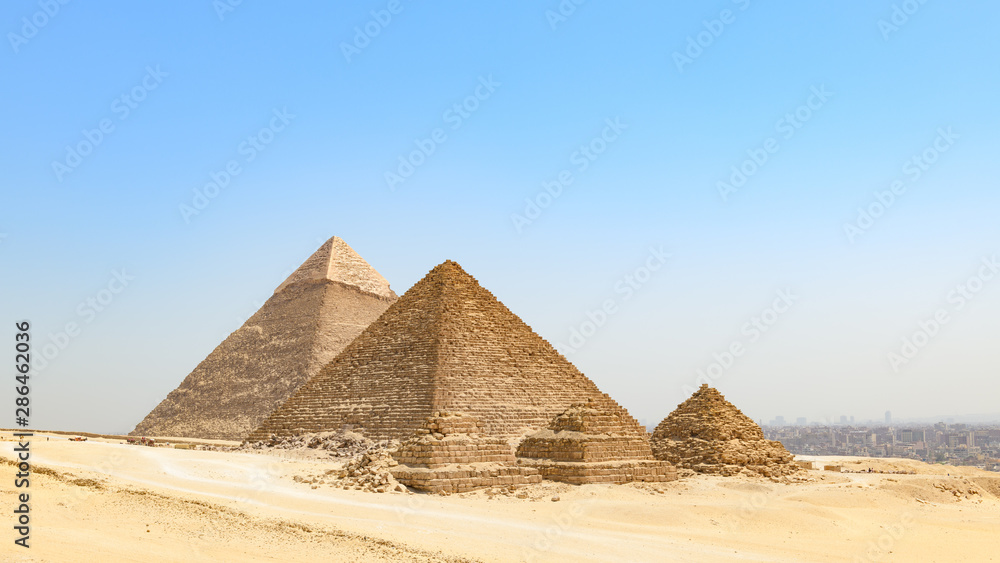 Les célèbres pyramides de Gizeh alignées et le Caire Les célèbres pyramides de Gizeh alignées et le Caire