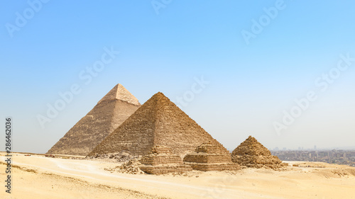 Les c  l  bres pyramides de Gizeh align  es et le Caire