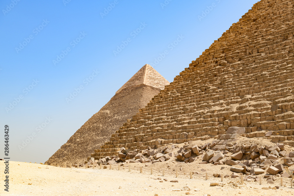 La Pyramide de Khéphren et une partie de la Pyramide de Mykérinos La Pyramide de Khéphren et une partie de la Pyramide de Mykérinos
