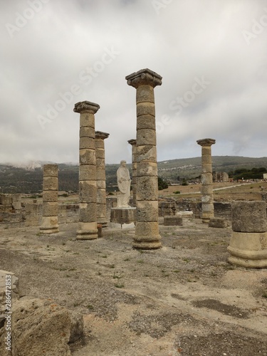 Columnas romanas y ruinas en una playa del sur de España