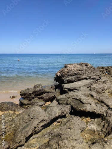 Rocas, playa y mar de fondo