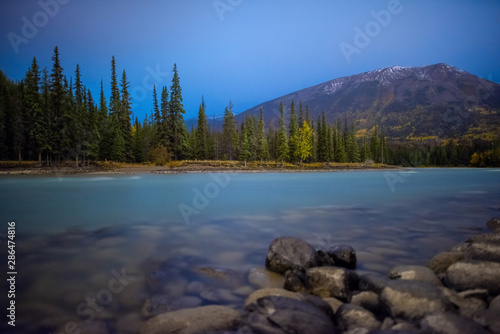 Paisaje nocturno del lago Louis en Jasper Alberta Canada, lago que se encuentra rodeado por bosque pinos y montañas, un lago con agua azul turquesa y rocas. uesa  © alejandro