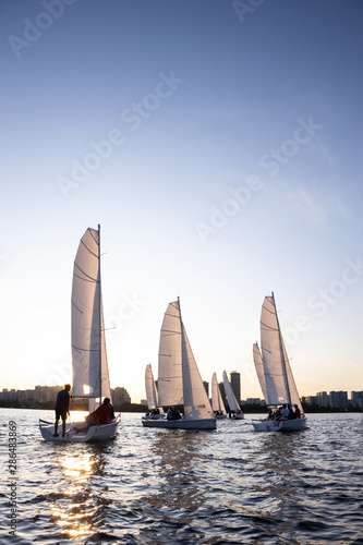 Photo Sailboats and yachts on ocean or river water at sailing regatta in a bay in the