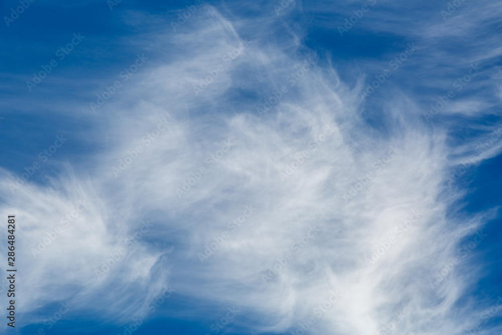Imagen de cielo azul con nubes blancas. Imagen de cielo azul con nubes blancas.