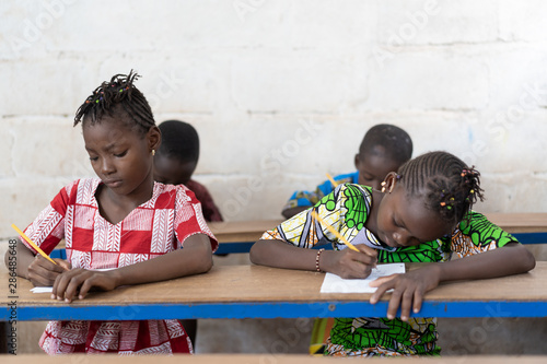 Foto Education symbol African Black Girls and Boys in School