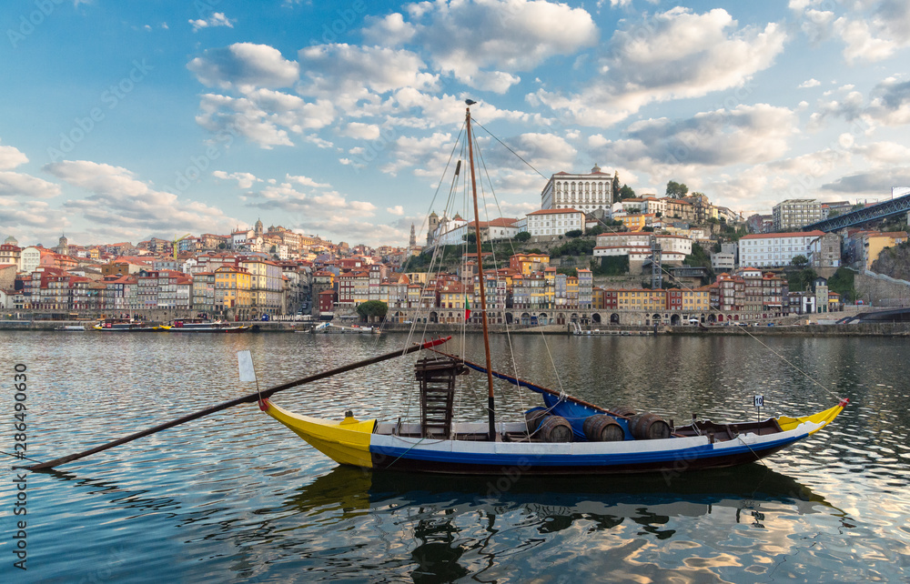 Barca sobre el río Duero en oporto, Portugal