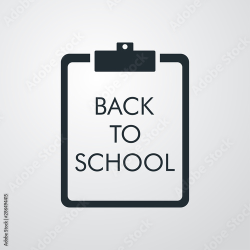 Logotipo con texto BACK TO SCHOOL en portapapeles en fondo gris