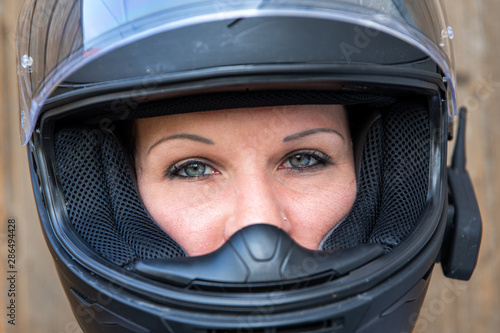 Frau trägt Motorradhelm © Michael Eichhammer