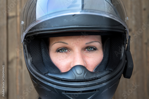 Frau trägt Motorradhelm © Michael Eichhammer
