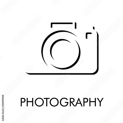 Logotipo con texto PHOTOGRAPHY con cámara en espacio negativo en color negro