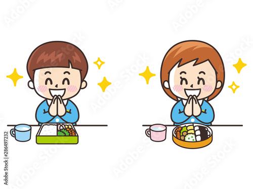 お弁当を食べる園児