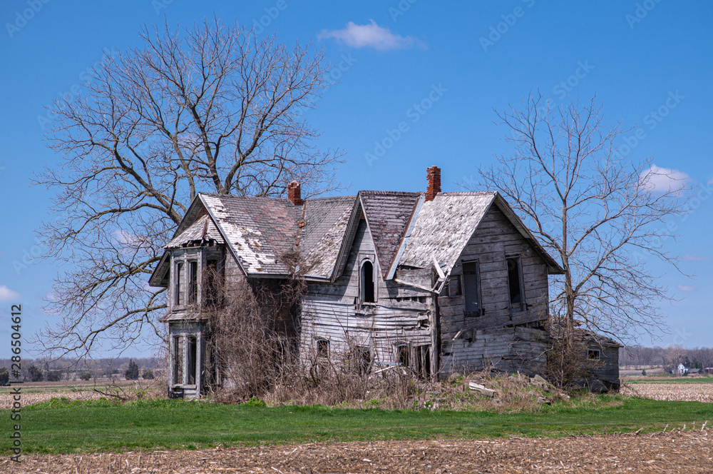 Obraz premium abandoned old house