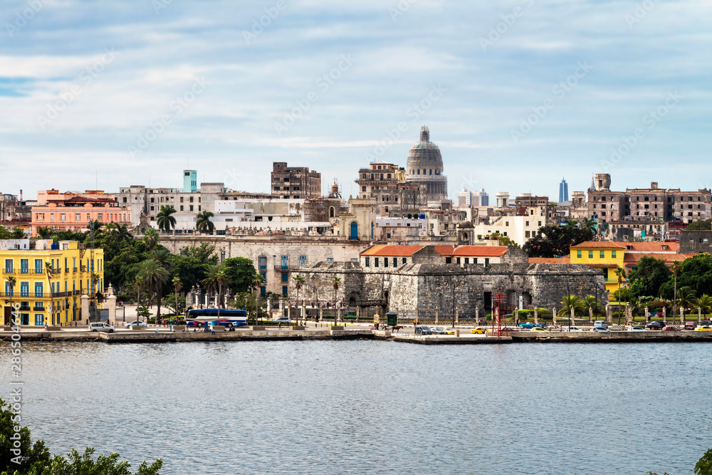 Kuba, Havanna;  Blick über die Bucht und Hafeneinfahrt von Havanna, auf die historische Altstadt.