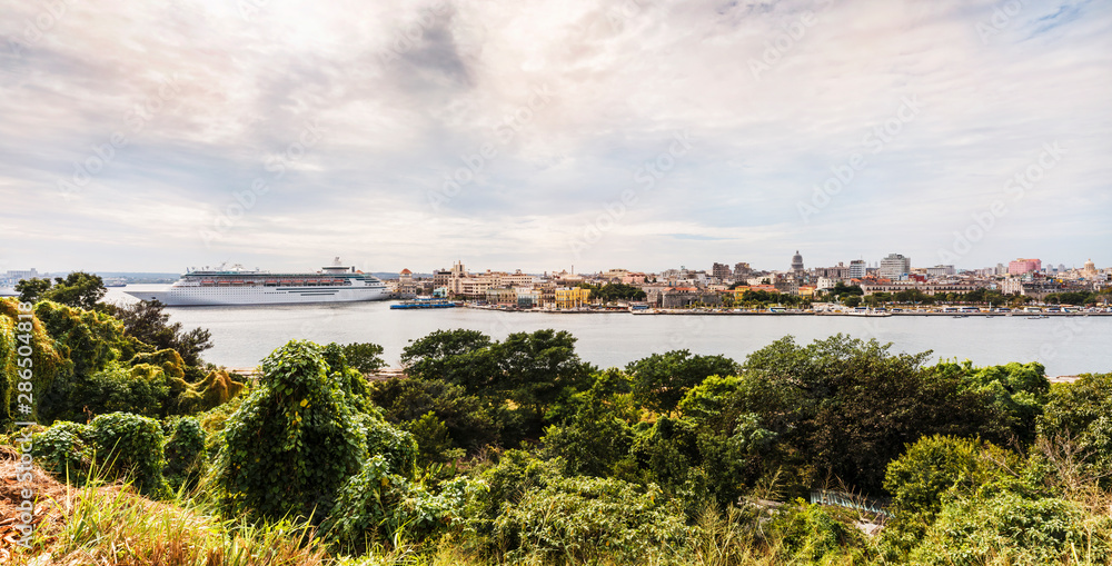 Kuba, Havanna;  Blick auf Havanna, über die Bucht und Hafeneinfahrt.