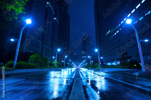 雨の夜の新宿の道路