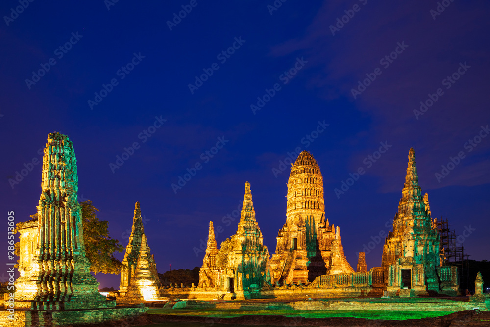 Fototapeta premium アユタヤ遺跡の夜景ワット・チャイワッタナーラーム