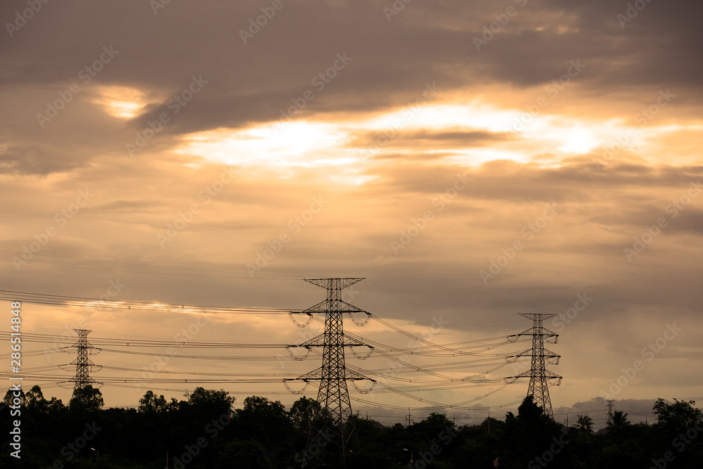 夕暮れの送電塔