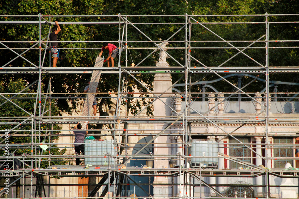 Fototapeta premium Dessambling a scaffolding in a construction site