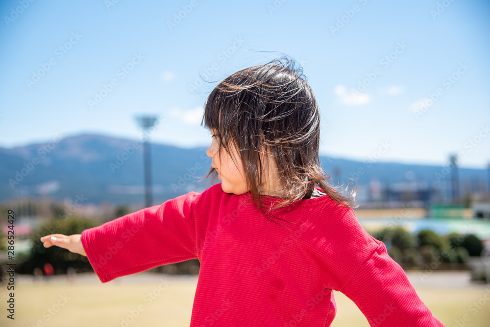 Fototapeta premium 公園で遊ぶ子供