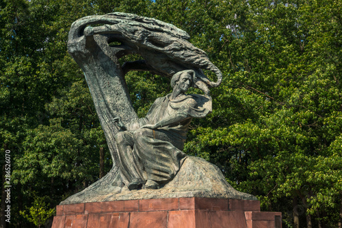 Obraz na płótnie Frederic Chopin monument in Lazienki Park in Warsaw, Poland w salonie