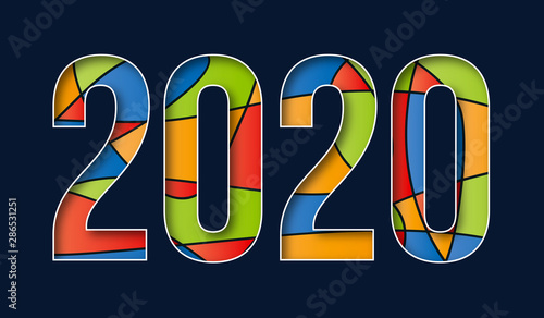 2020 écrit avec des formes géométriques de couleurs, rouges, bleues, jaunes et vertes sur un fond noir.