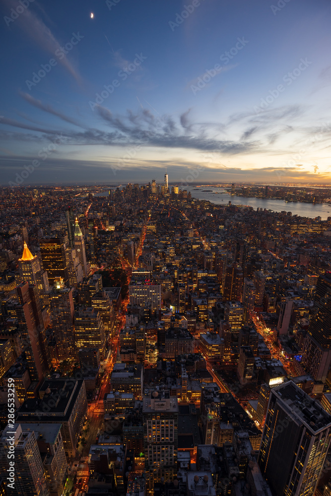 Obraz premium Two parallel streets, the 5th and 6th Avenue, converge to a common point in the distance, the World Trade Center