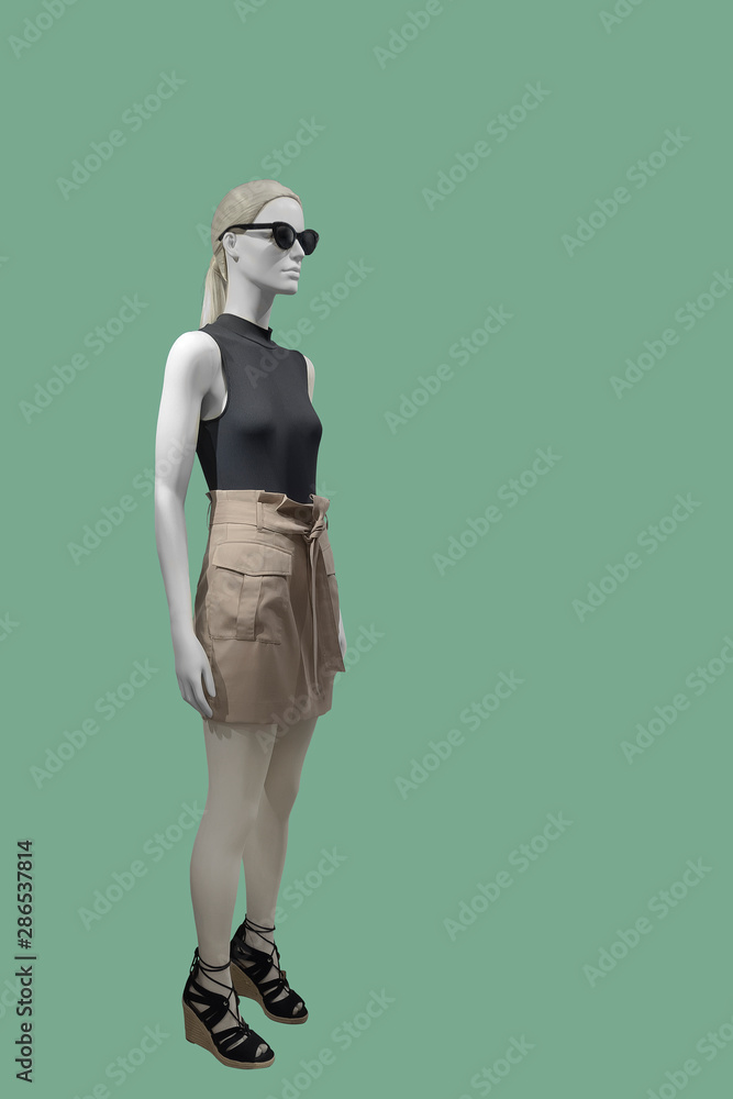 Obraz premium Full-length female mannequin.