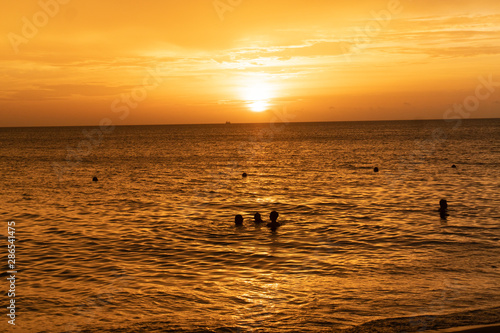 Fototapeta Naklejka Na Ścianę i Meble -  Atardecer en la playa de Santa Marta