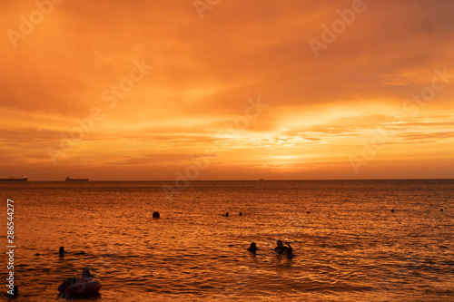Fototapeta Naklejka Na Ścianę i Meble -  Atardecer en la playa de Santa Marta