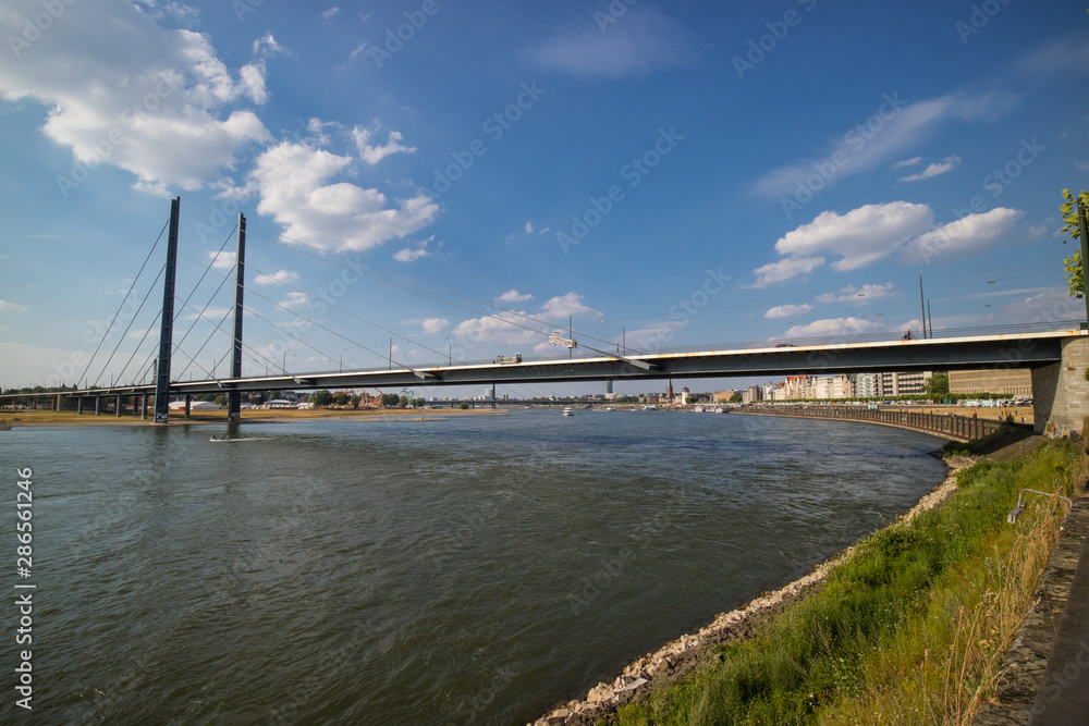 Rio de renas amplamente utilizado para transporte de carga e passageiros, ponte em Düsseldorf, uma das cidades cortadas pelo rio, Alemanha Europa Rio de renas amplamente utilizado para transporte de carga e passageiros, ponte em Düsseldorf, uma das cidades cortadas pelo rio, Alemanha Europa