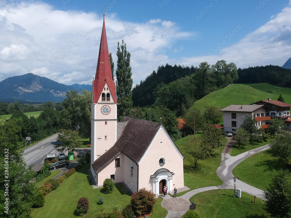 Kirche von St. Gertraudi im Tiroler Unterland bei strahlendem Sommerwetter